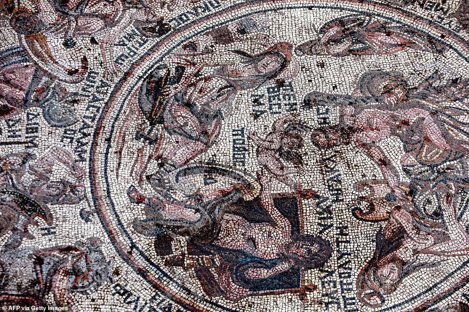 اكتشاف لوحة فسيفساء نادرة عمرها 1600 سنة تصور معركة طروادة في منزل بسوريا