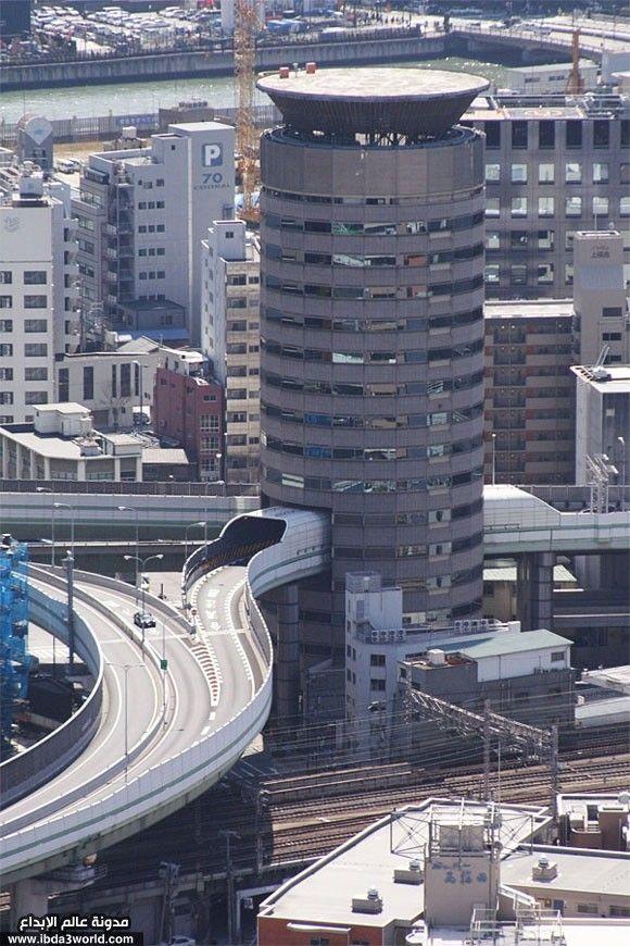 طريق سريع يمر من داخل مبنى سكني في اليابان برج البوابة