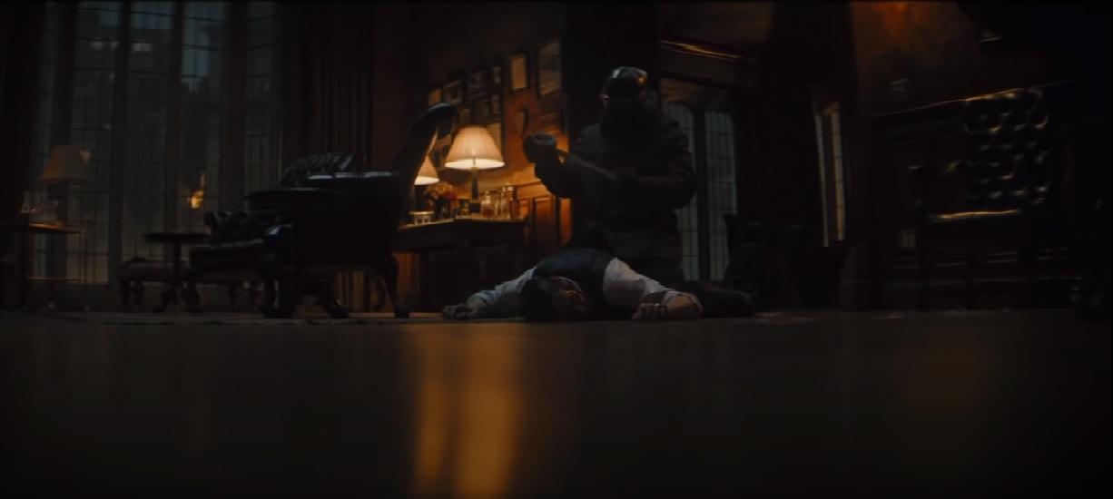 مشهد من إعلان فيلم The Batman تظهر فيه شخصية رجل الألغاز بشكل مختلف