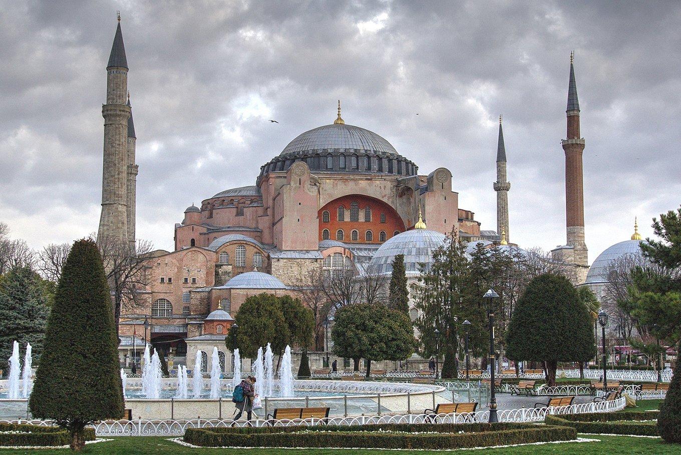 رحلة تطور آيا صوفيا من كنيسة إلى متحف ثم مسجد