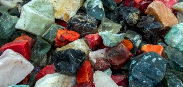 ما الخصائص المشتركة بين الصخور والمعادن؟