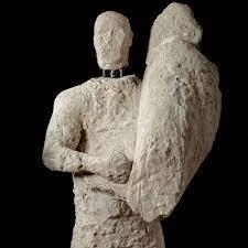 تماثيل عملاقة غامضة يقدر عمرها بأكثر من 3 آلاف عام في أحد مقابر إيطاليا!