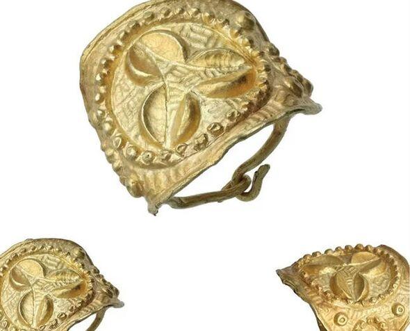 خاتم مرمي في خزانة لمدة 30 عامًا تبيّن أنّه قطعة أثرية نادرة للغاية عمرها 2000 عام