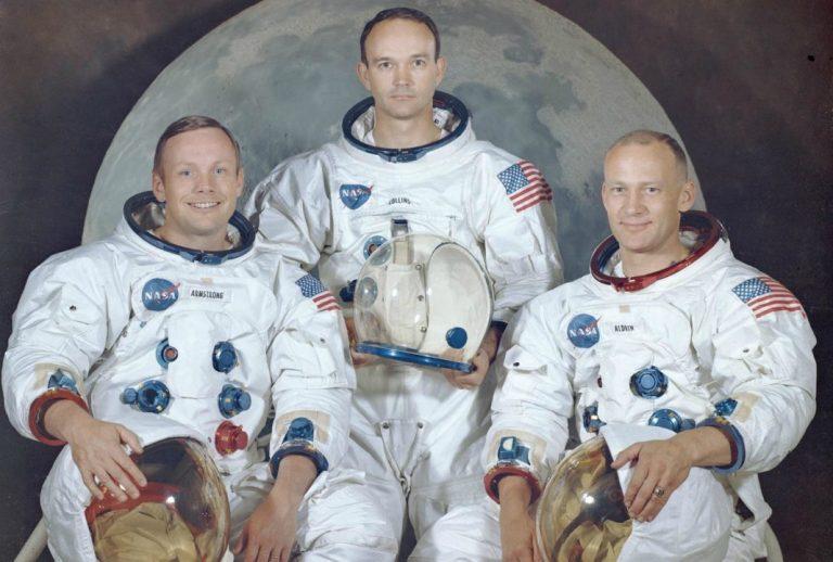 A group of astronauts posing for a photo</p>
<p>Description automatically generated