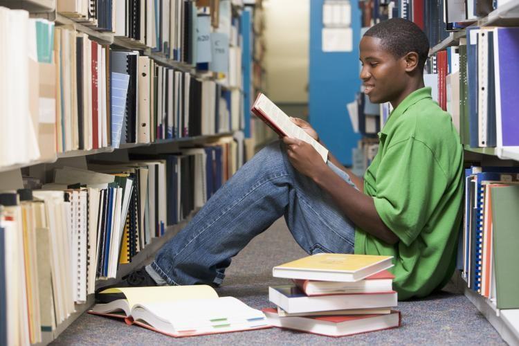 تصفح الكتب في المكتبة على الأرض - كيف تختار ما تقرأ