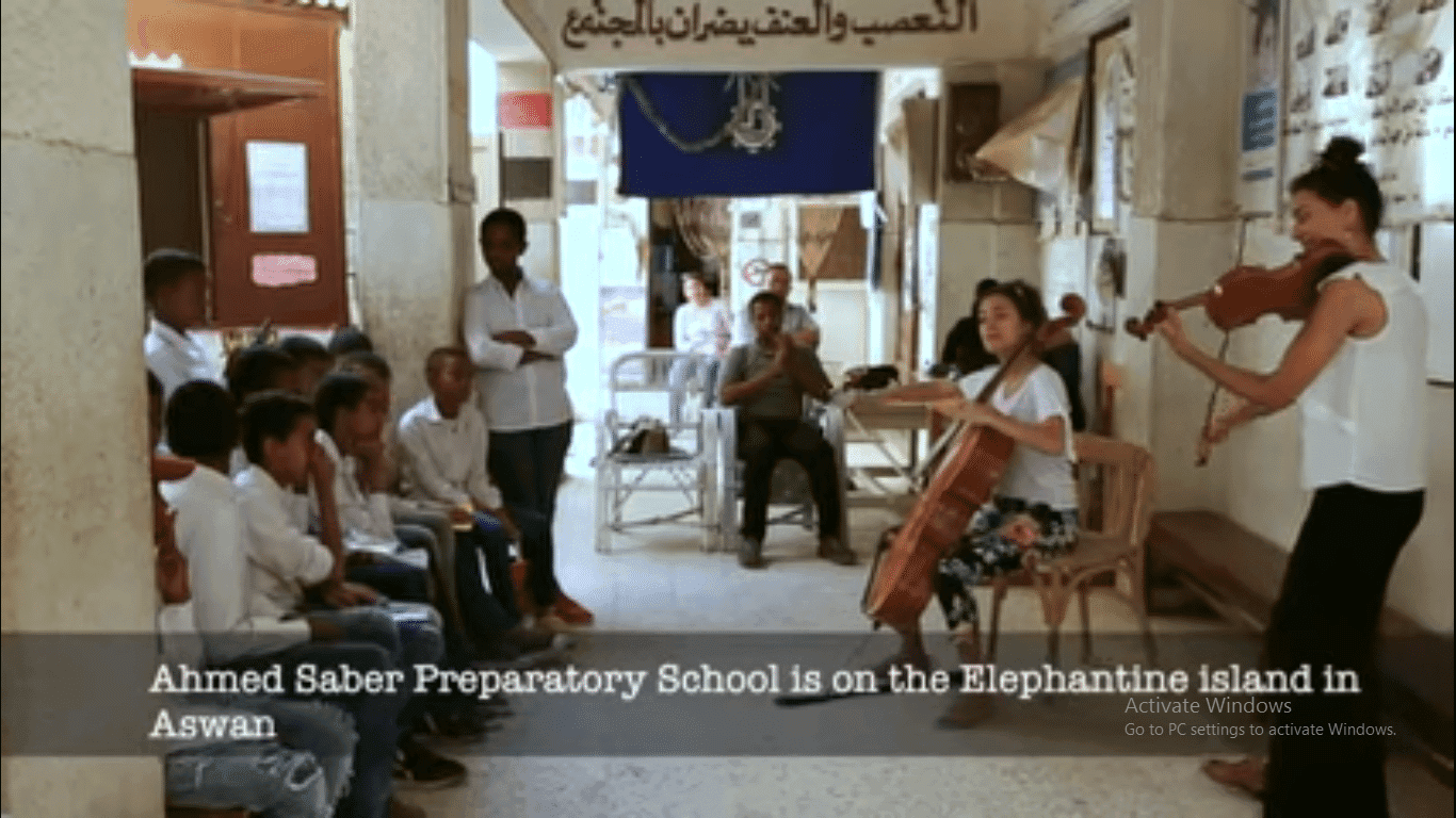 سارة ولورا أيوب تعزفان لطلاب مدرسة أحمد صابر الإعدادية في أسوان بمصر