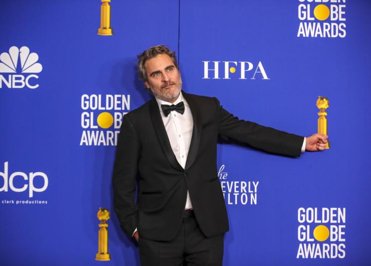 النجم خواكين فينكس يحصد جائزة جولدن جلوب عن دوره في فيلم جوكر