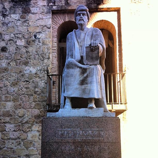 تمثال ابن رشد في أسبانيا.
