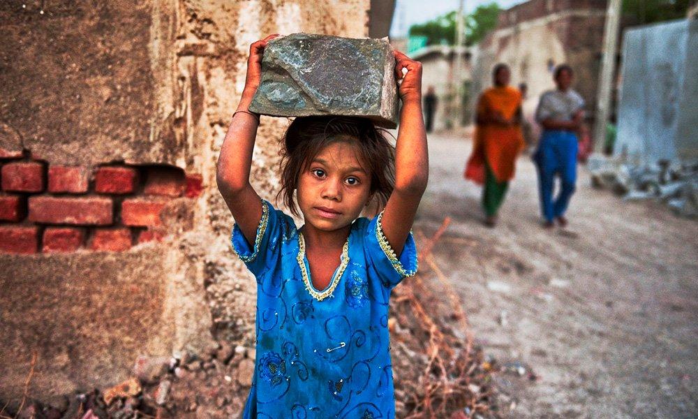 فتاة هندية صغيرة تعمل منذ نعومة أظافرها. 