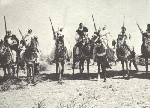 صورة للشيخ عمر المختار مع بعض المجاهدين