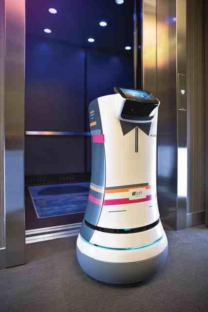 ابرز الوظائف التي سيحل الروبوت بها محل الإنسان مستقبليًا - بواب فندق