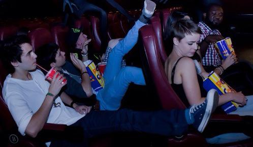 شخص يتحرك كثيرا في السينما - أشخاص لا تذهب معهم إلى السينما 
