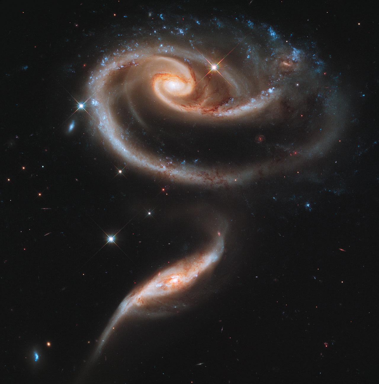 صورة رصدها هابل لإصطدام مجرّتين  - كورسات مجانية في علم الفلك
