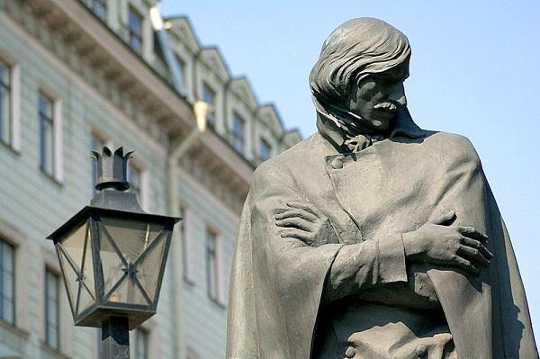 تمثال غوغول في مدينة سانت بطرسبرغ