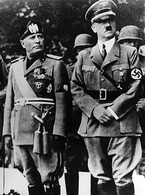 صورة تجمع بين النازيّ هتلر و الفاشيّ موسوليني