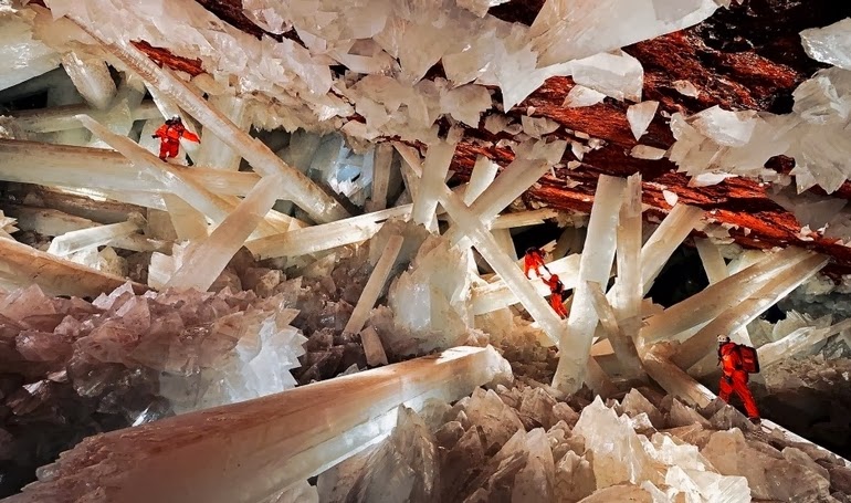 Giant crystal cave in Nacia Mexico 7 أشياء رائعة في الطبيعة لا تتخيل وجودها !