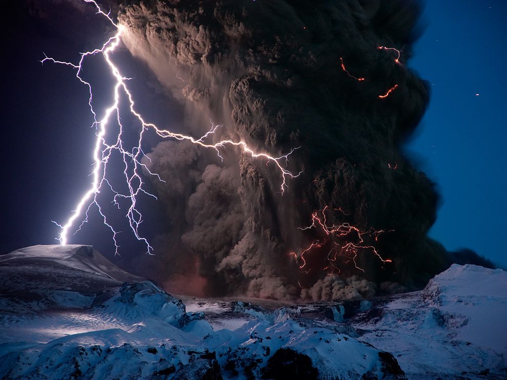eyjafjallajokull volcano lightning iceland 26742 990x742 7 أشياء رائعة في الطبيعة لا تتخيل وجودها !