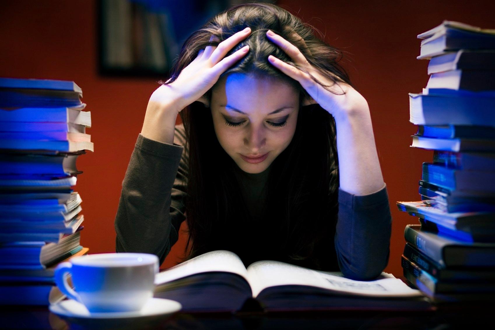 الاكتئاب الدراسي - طالبة مكتئبة
