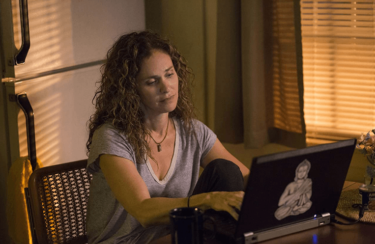 Amy Brenneman in the legtovers
