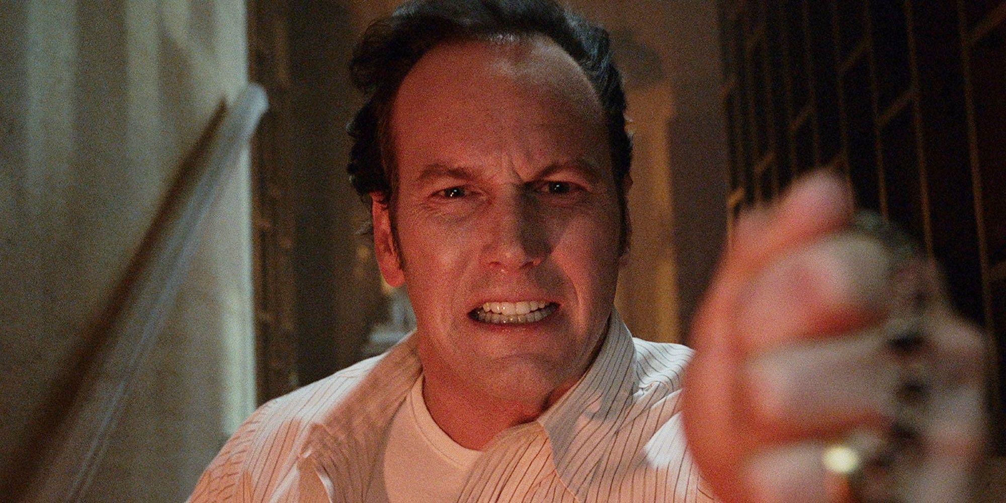 "باتريك ويلسون" في دور "آد وارن" الذي يسعى لفك اللعنة. The conjuring 3