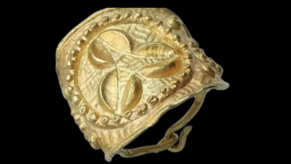 خاتم مرمي في خزانة لمدة 30 عامًا تبيّن أنّه قطعة أثرية نادرة للغاية عمرها 2000 عام
