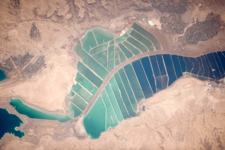 البحر الميت ذو حجم كبير يتمد لعدة كيلومترات