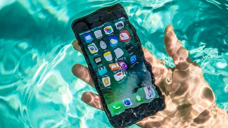 IP67 أم IP68 ... فك ألغاز رموز مقاومة الهواتف للمياه والأتربة والتعرف على حقيقتها