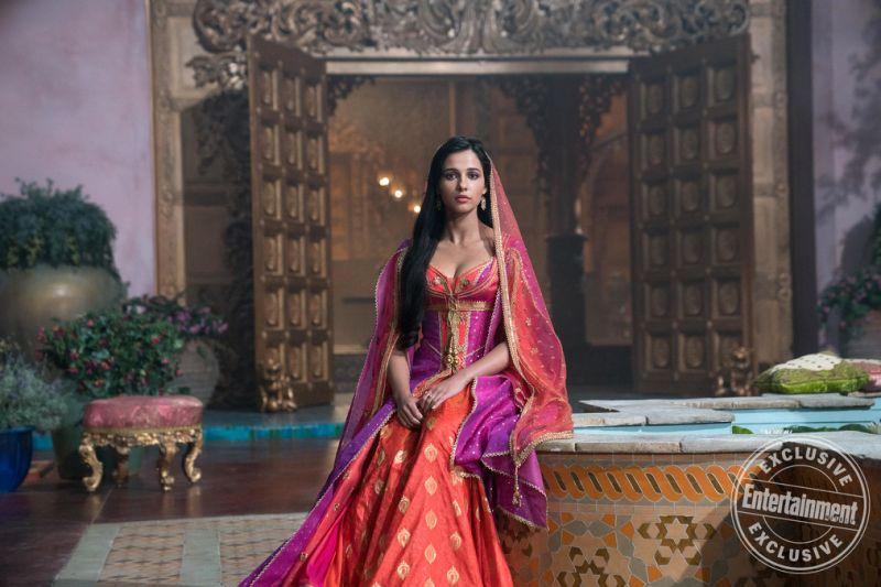 Naomi Scott في دور الأميرية ياسمين في فيلم علاء الدين 2019