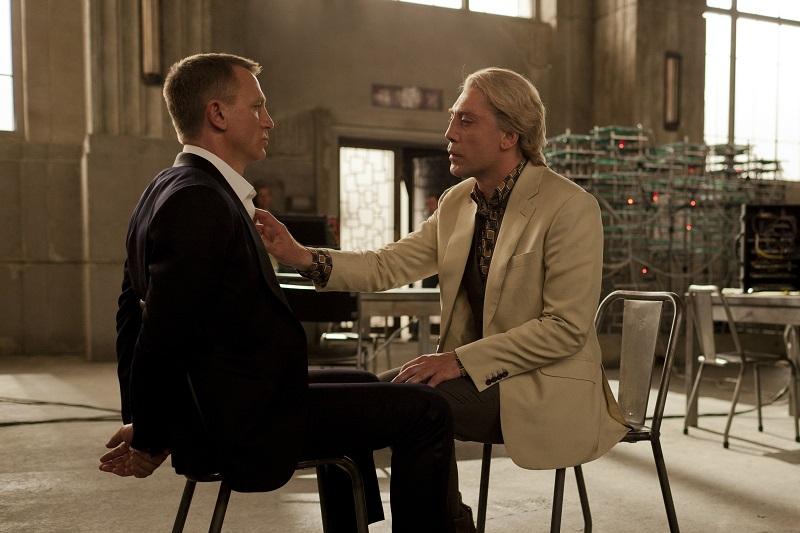 النجم البريطاني دانيال كريج رفقة النجم الإسباني خافيير باردم في مشهد أكشن من فيلم Skyfall
