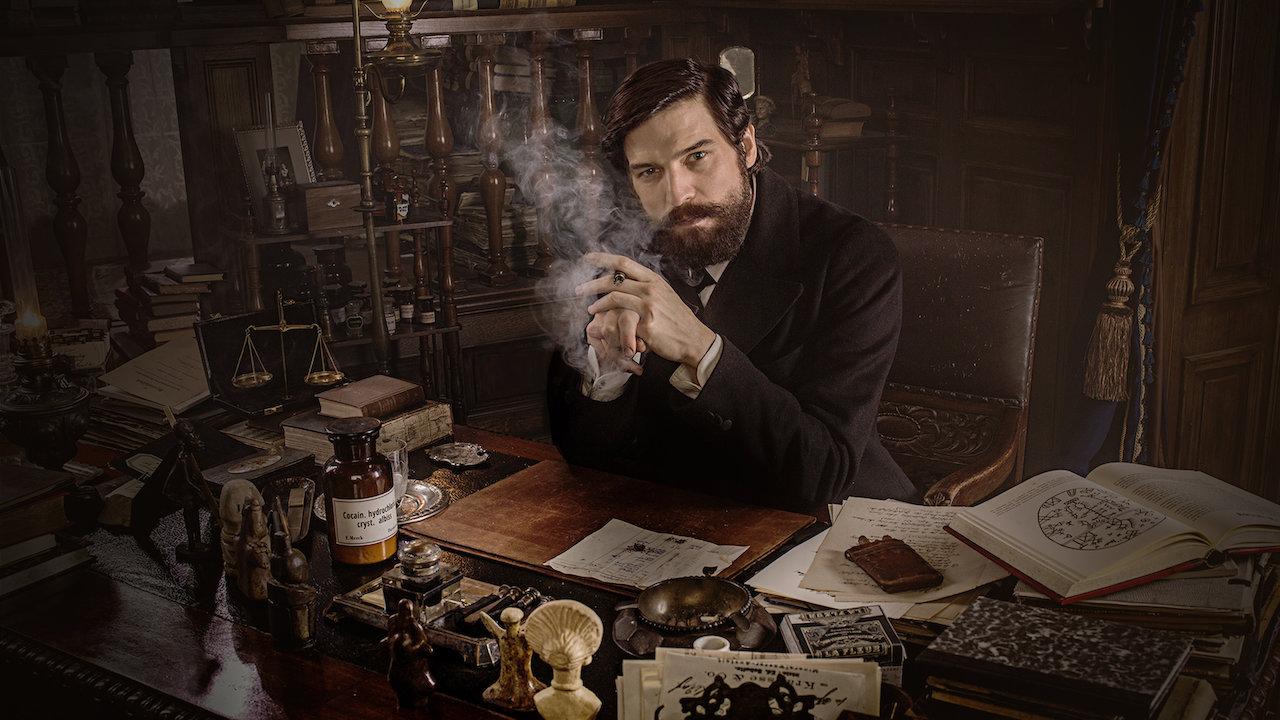فرويد يجلس على المكتب - مسلسل Freud