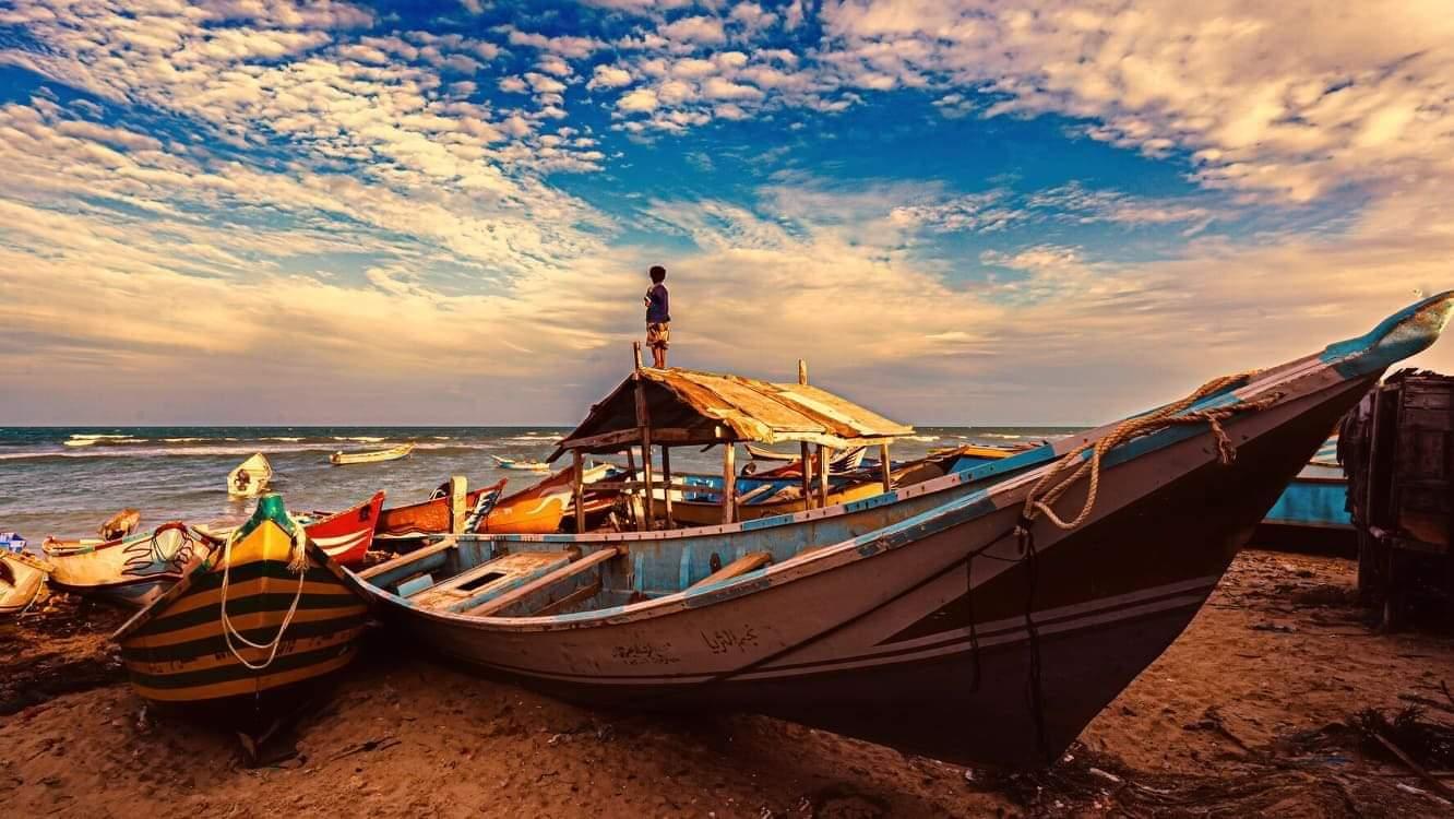 يظهر لنا في الصورة قوارب تقف على شواطئ منطقة محيفيف بالغيضة بعد العصر