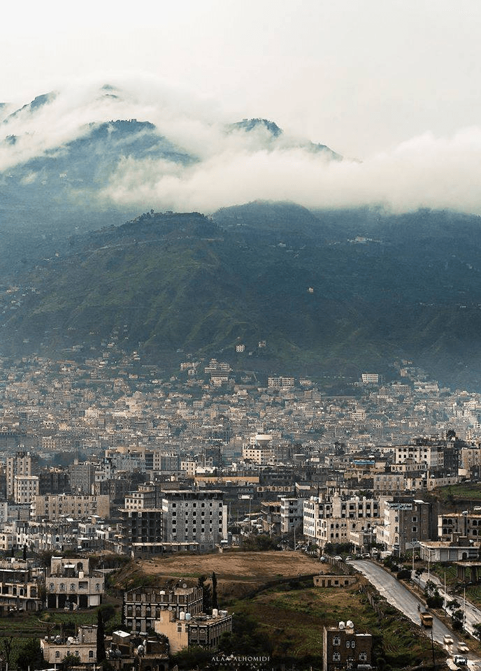 يظهر لنا في الصورة جمال مدينة إب والغيوم تعانق جبل بعدان بلطف