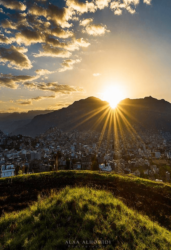 يظهر لنا في الصورة غرووب الشمس على مدينة إب الجميلة والتقطت الصورة من على جبل خط الثلاثين بإتجاه المدينة وخلفها جبل بعدان