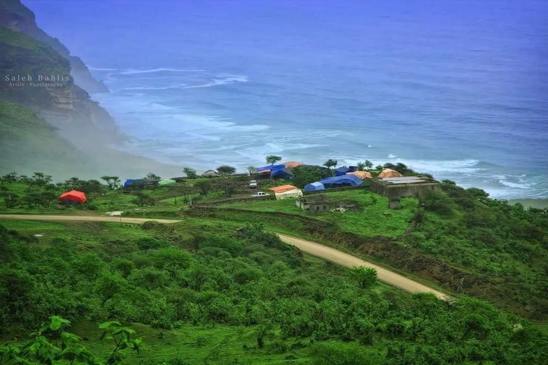 يظهر لنا في الصورة محمية حوف الخضراء، كما يظهر لنا البحر الصافي الهادئ والسماء الزرقاء