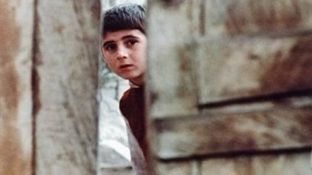 لقطة تظهر أحمد في فيلم أين منزل الصديق.