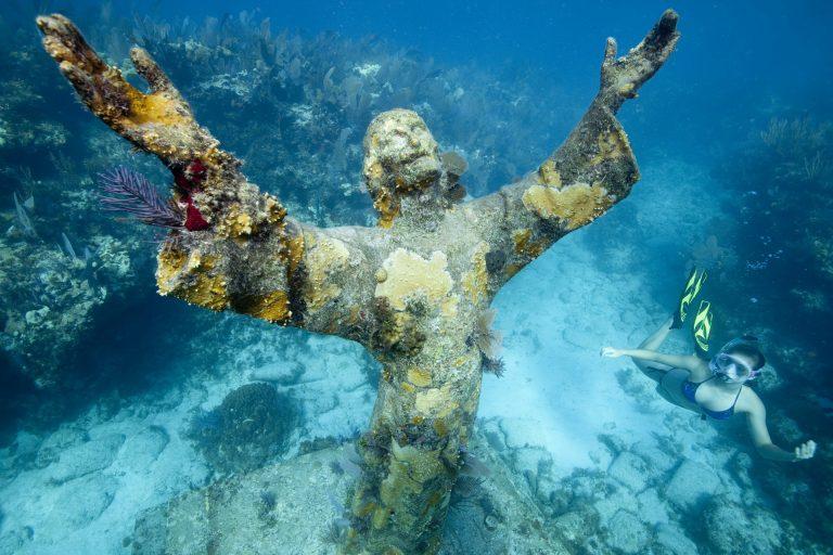 متحف Christ Of The Abyss