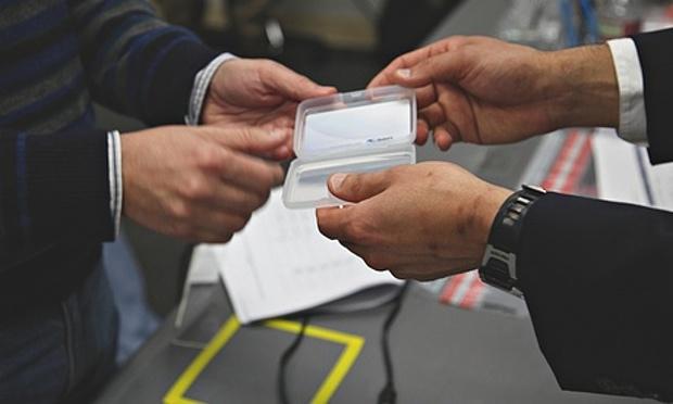 A-smartcard-is-handed-ove-011