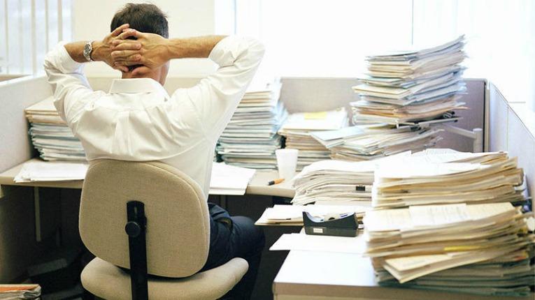 موظف لا يستطيع اتخاذ قرار البدء