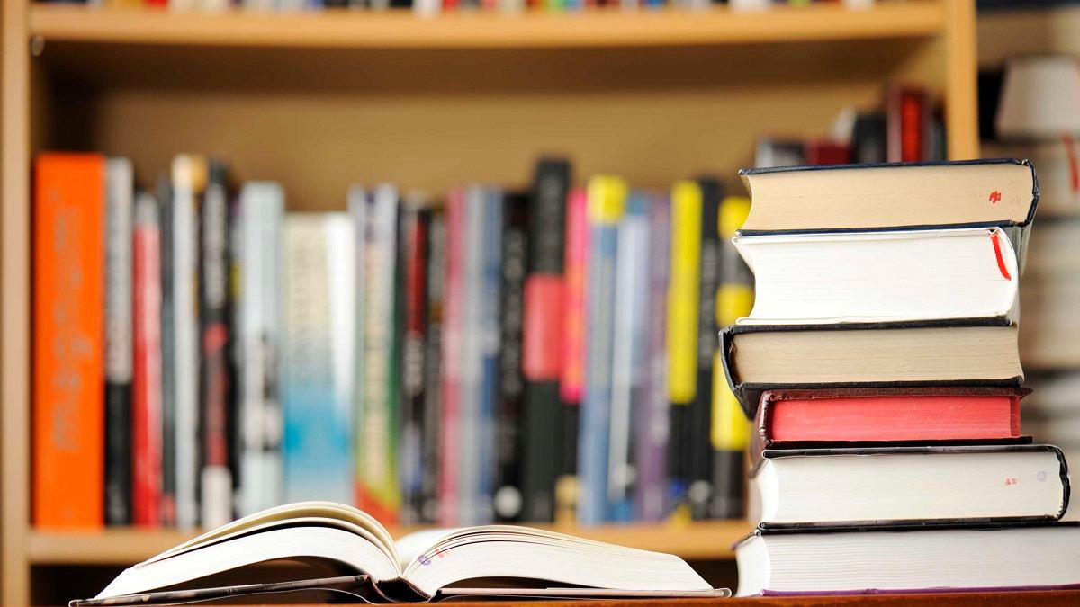 كتب بالمكتبة