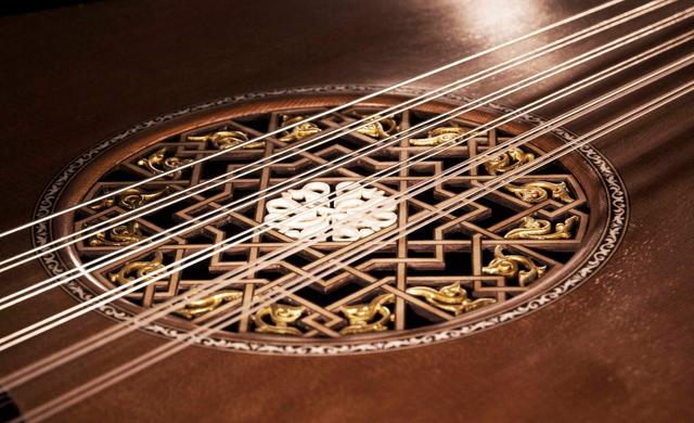 العود العربي الأصيل .. موسيقى تأخذك الى عالم المشاعر الراقية