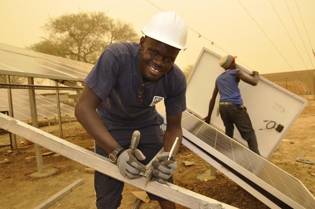 في جنوب السودان… موجات الراديو تصل لمناطق نائية بالطاقة الشمسية!