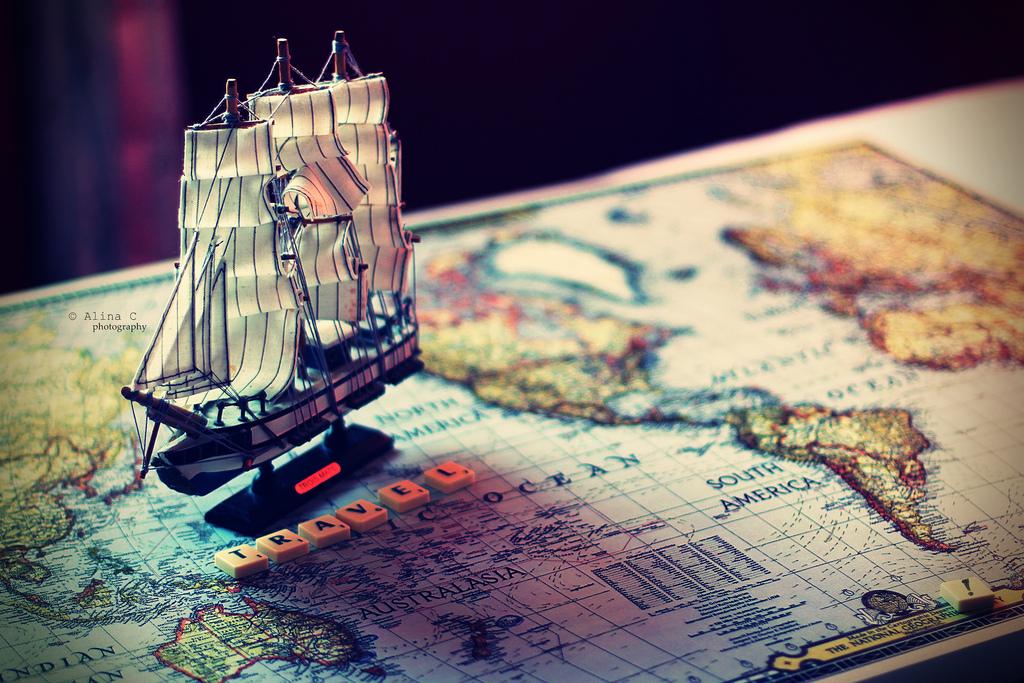 " كيف اجعل السفر ممتع ؟ "... سؤال يراود كل مسافر مغامر، وإليك إجابته... - سفينة خشبية فوق خريطة