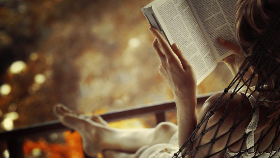 افضل طرق القراءة - امرأة تقرأ كتابًا