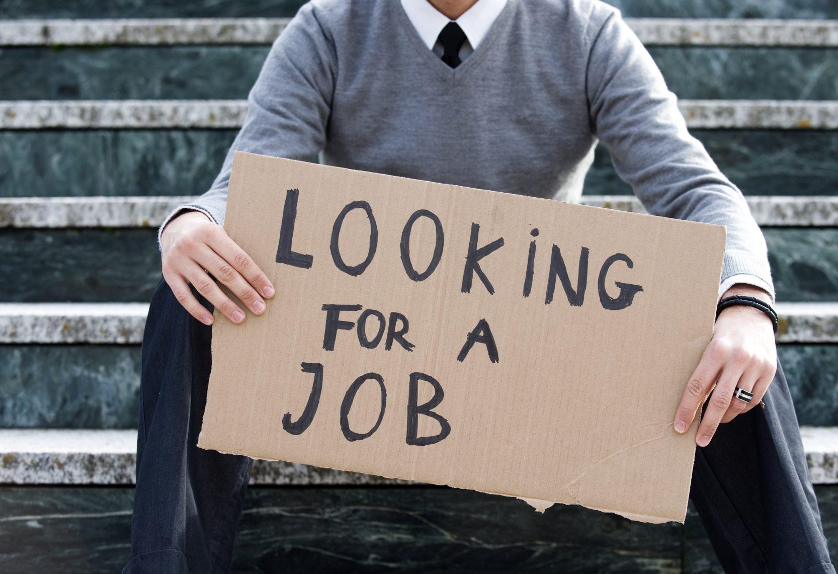 عاطل يبحث عن وظيفة