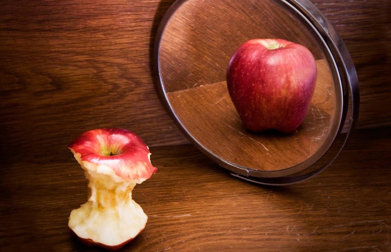 افكار مشوهة - التشوهات المعرفية - تفاحة مقضومة أمام المرآة