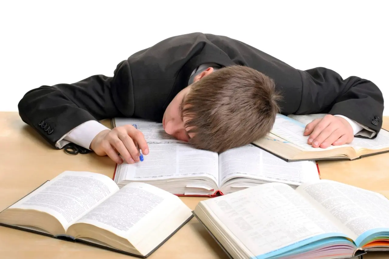 كيف تسهر للمذاكرة ليلة الامتحان و تقاوم النوم و النعاس