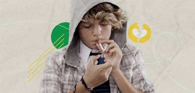 يُدخن مختبئًا في حمامات المدرسة.. لماذا يخشى المراهقون من التعبير عن أنفسهم؟