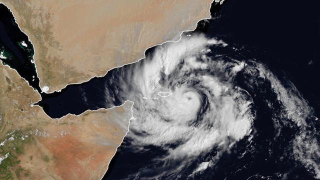 ماهو إعصار مكونو المدمر الذي يضرب 4 دول في شبه الجزيرة العربية الآن