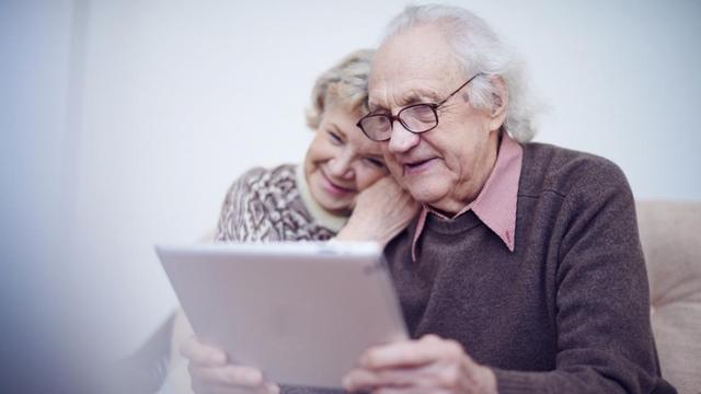 كبار السن والتكنولوجيا … كيف ساهمت وسائل التواصل الاجتماعي بتغيير حياتهم؟