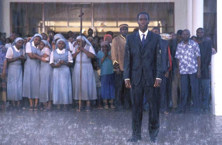 دون تشيدل في لقطة من فيلم Hotel Rwanda